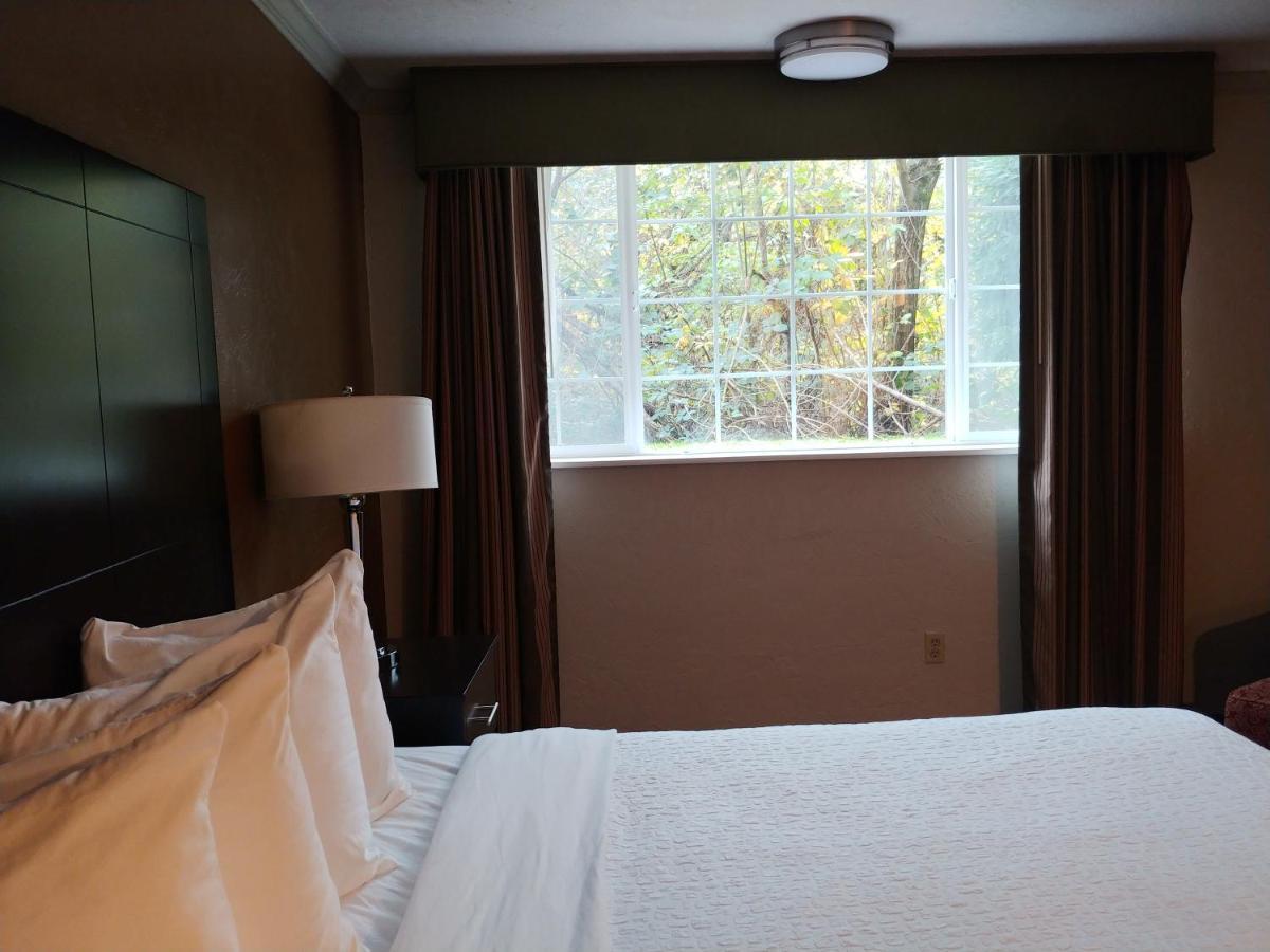 Best Western Plus Parkway Inn Уилсънвил Екстериор снимка