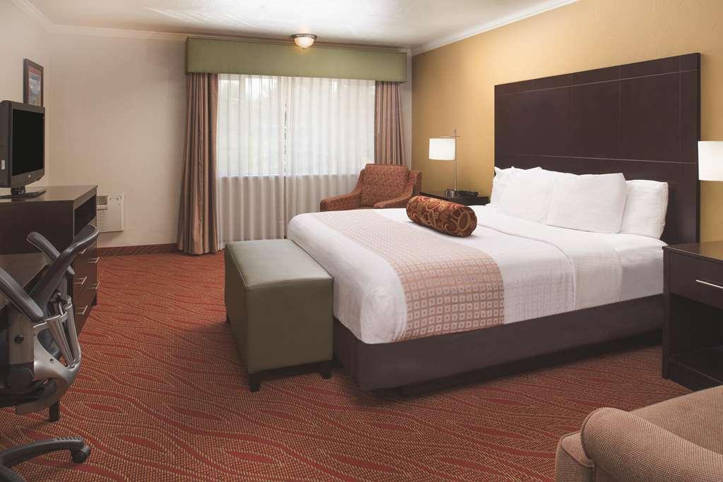 Best Western Plus Parkway Inn Уилсънвил Екстериор снимка