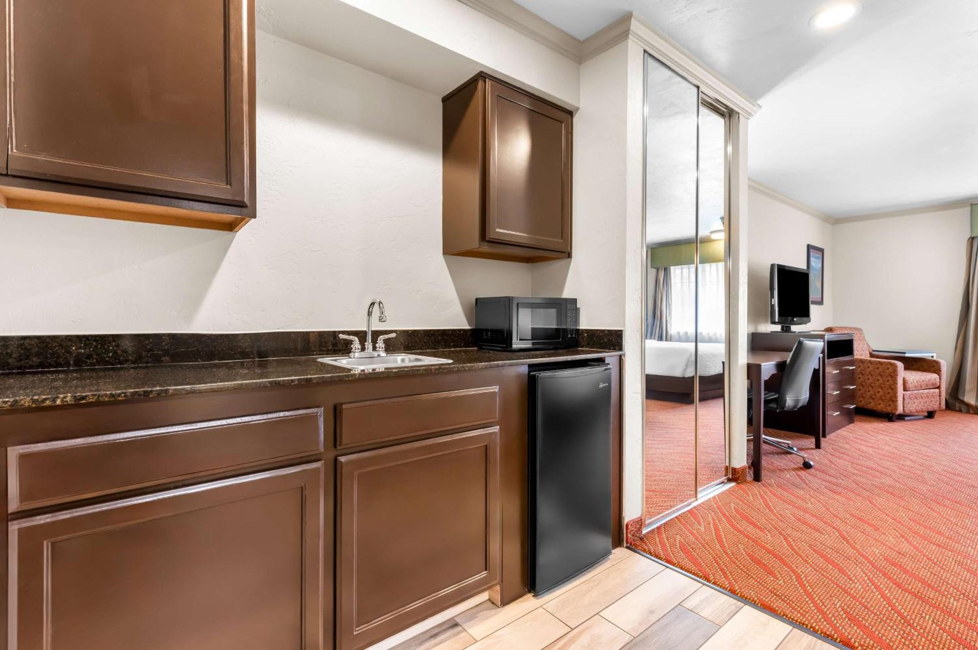 Best Western Plus Parkway Inn Уилсънвил Екстериор снимка