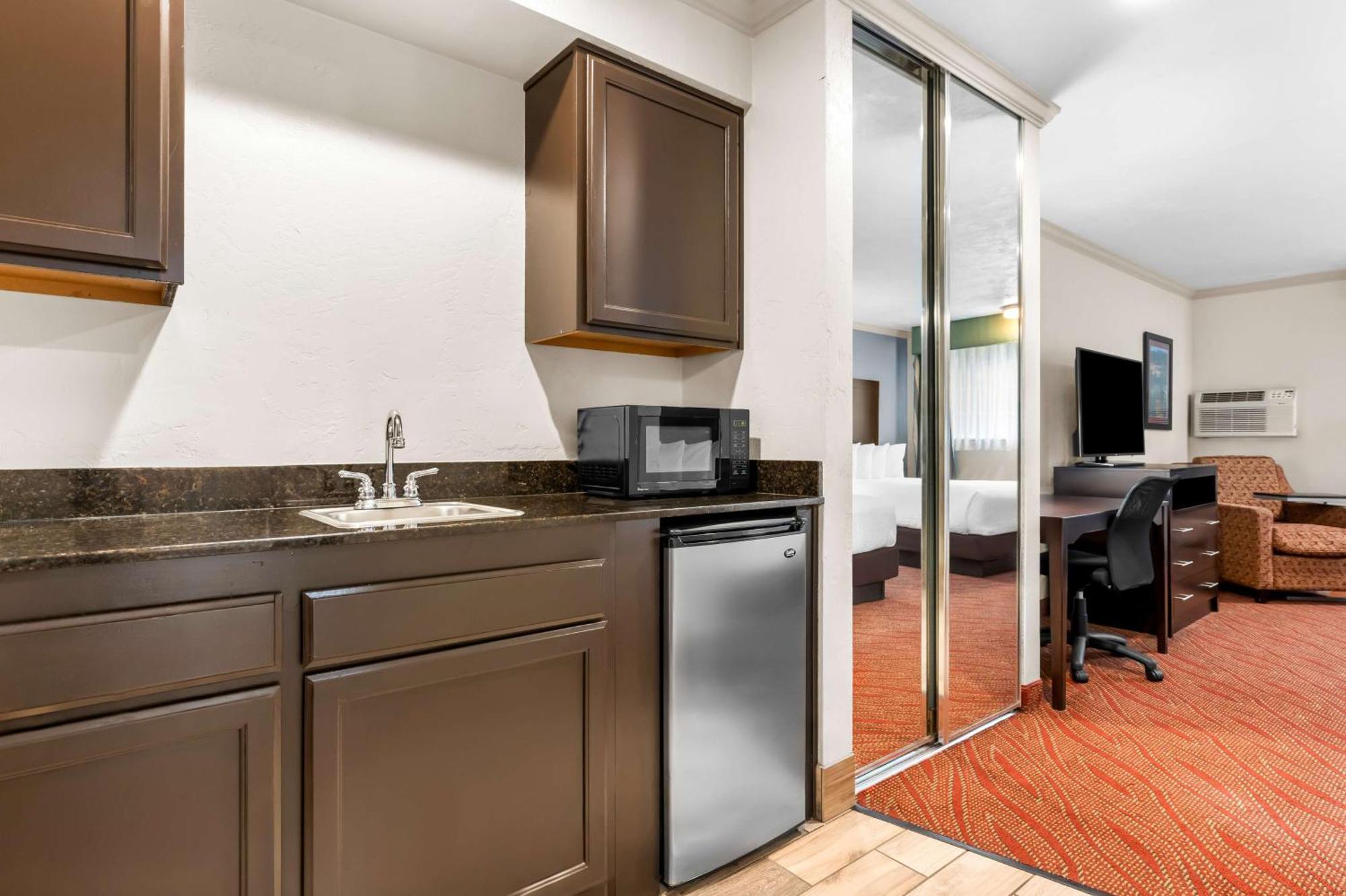 Best Western Plus Parkway Inn Уилсънвил Екстериор снимка